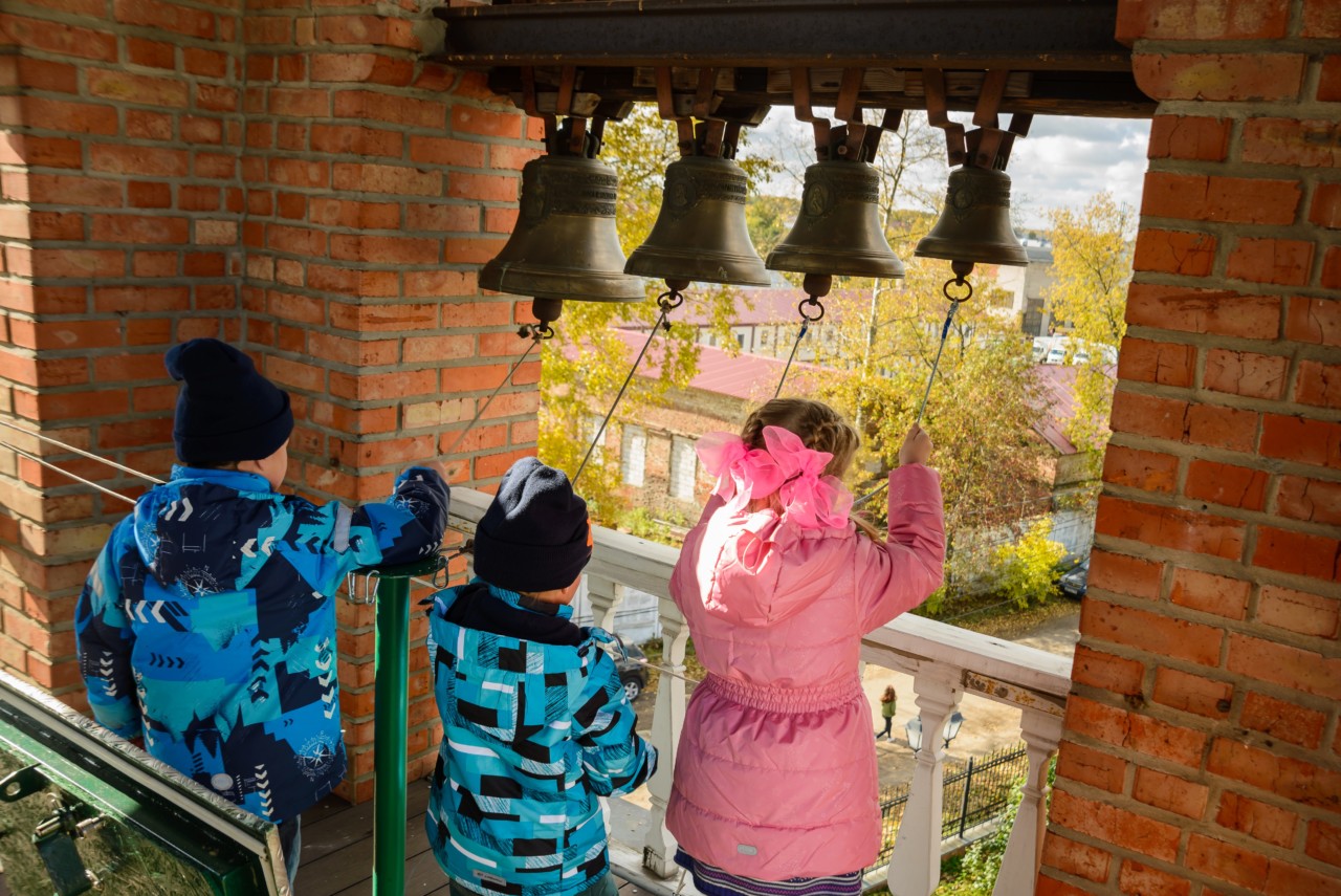 Дети на колокольне Свято-Троицкого храма Екатеринбург