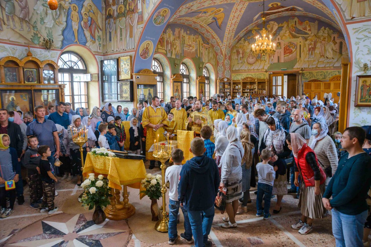 Молебен на начало учебного года. Молебен перед началом учебного года. Храм Георгия Победоносца молебен перед началом учебного года.